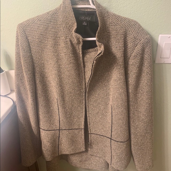 Women’s suit - Picture 2 of 5